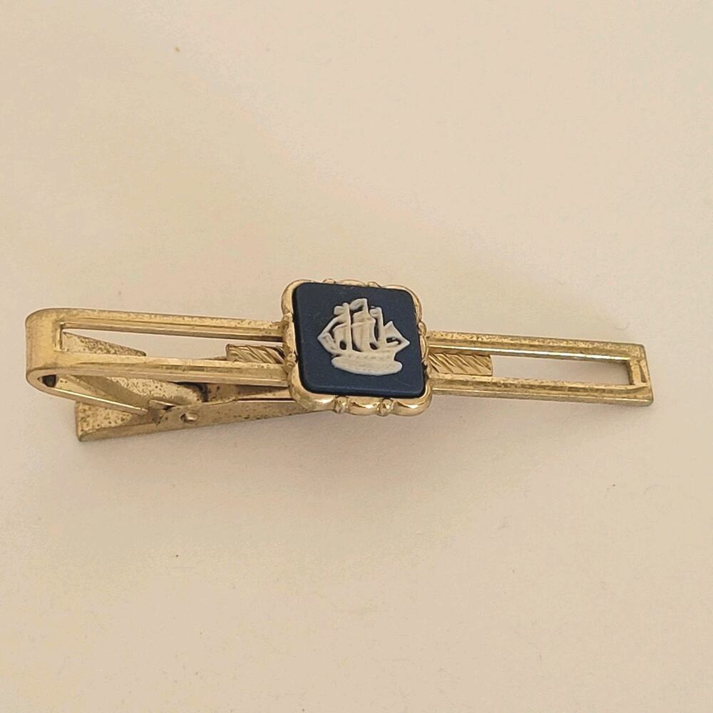 Wedgwood Gold Blue Tone Tie Bar Clip with Jasper Ship Cameo Vintage Retro‎ Fair